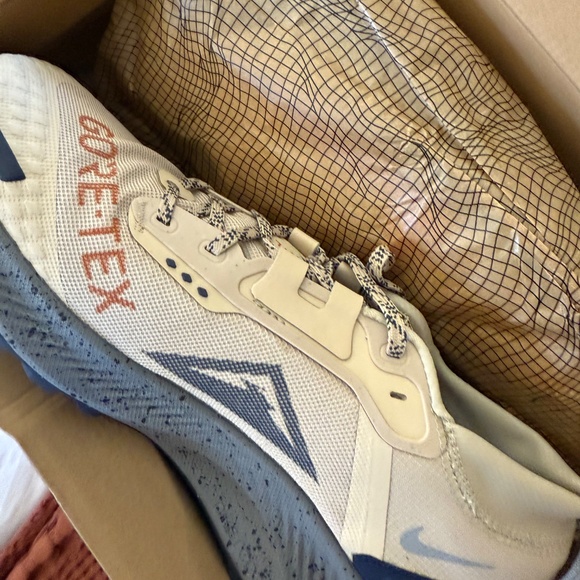 NEW NIKE RUNNING SHOE PEGASUS TRAIL 3 GORE-TEX RATTAN/ORANGE/THUNDER BLUE - Picture 5 of 7